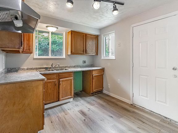 5th image of 865 Bassett Ave