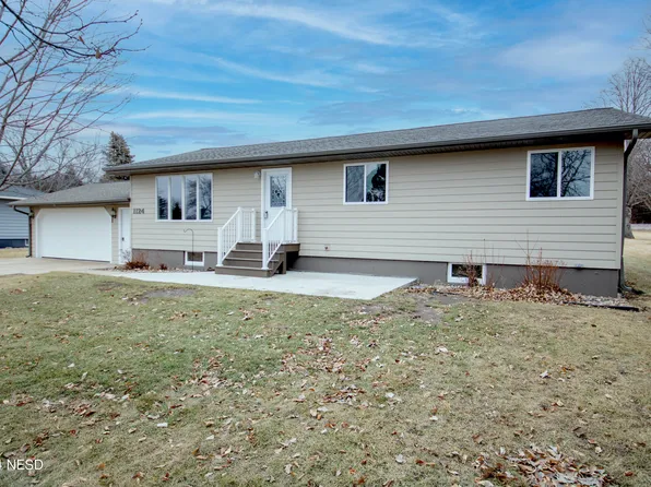 1124 7th St NW, Watertown, SD 57201