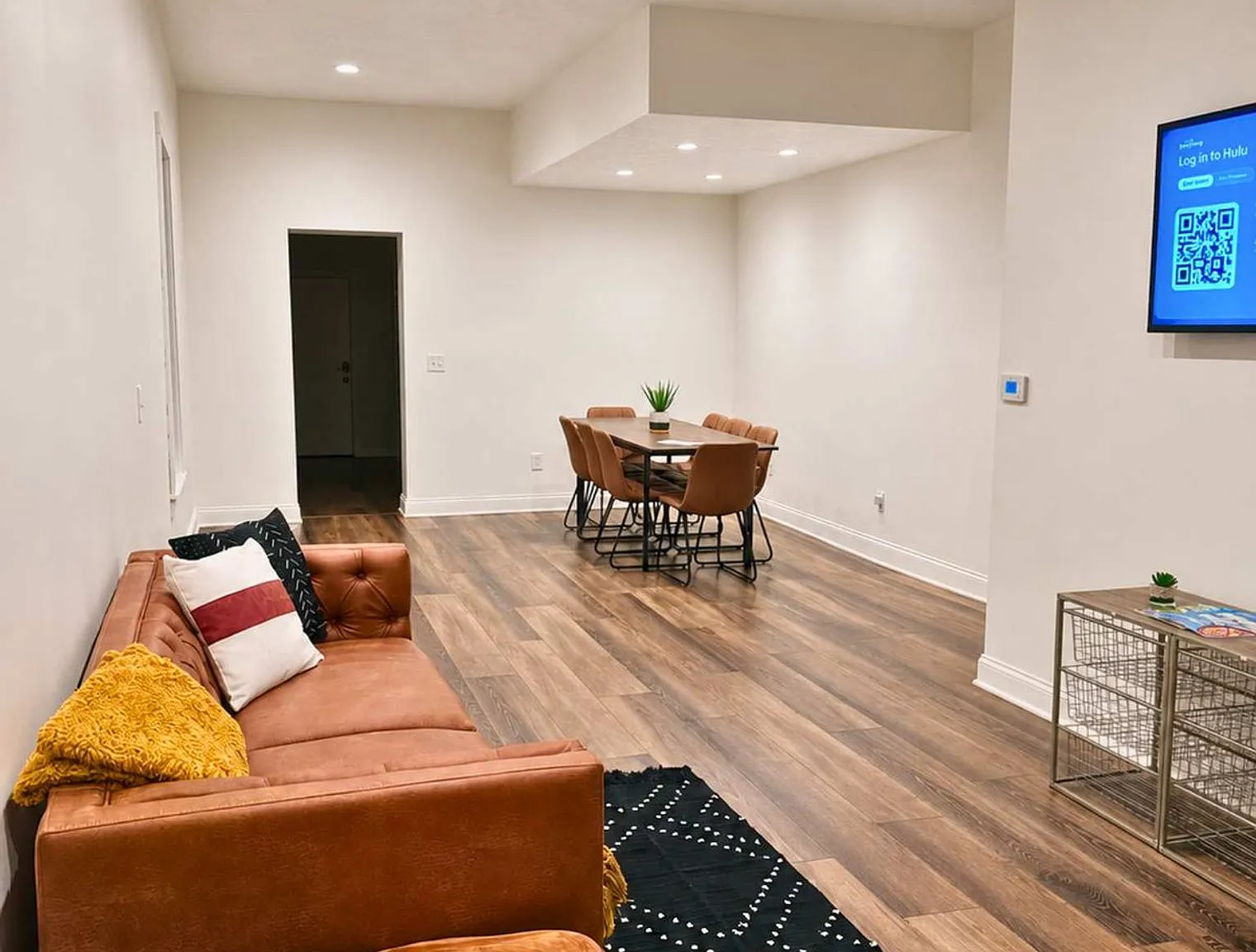 2 bed, 1.0 bath, 2615 sqft, $3,732 — Photo 3