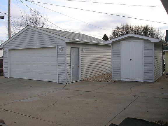Double Garage and Yard Building