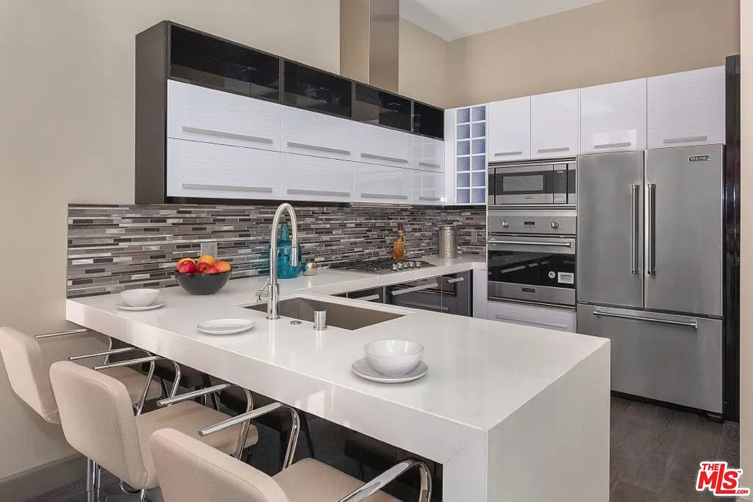 2 bed, 2.5 bath, 2500 sqft, $6,095 — Photo 1