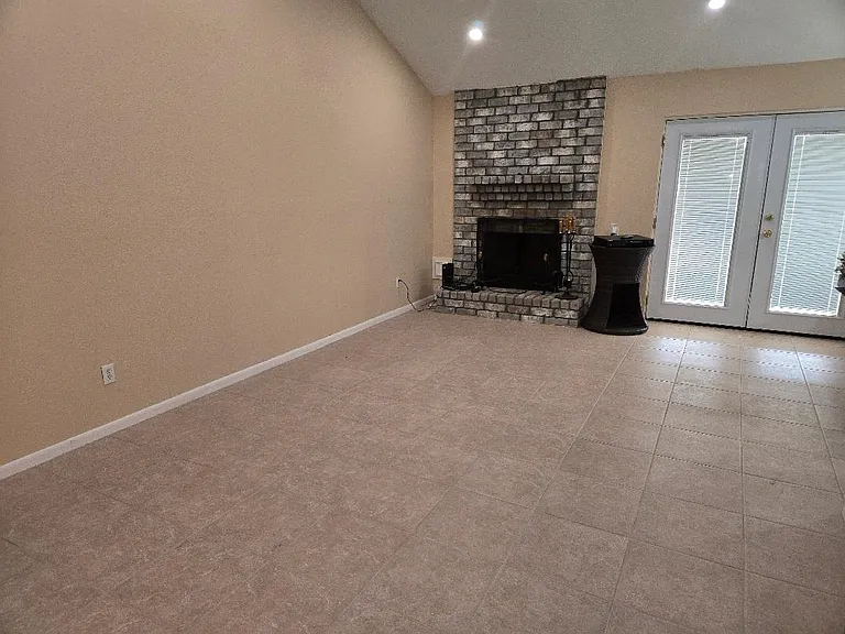 7911 Southmeadow Dr — Photo 6