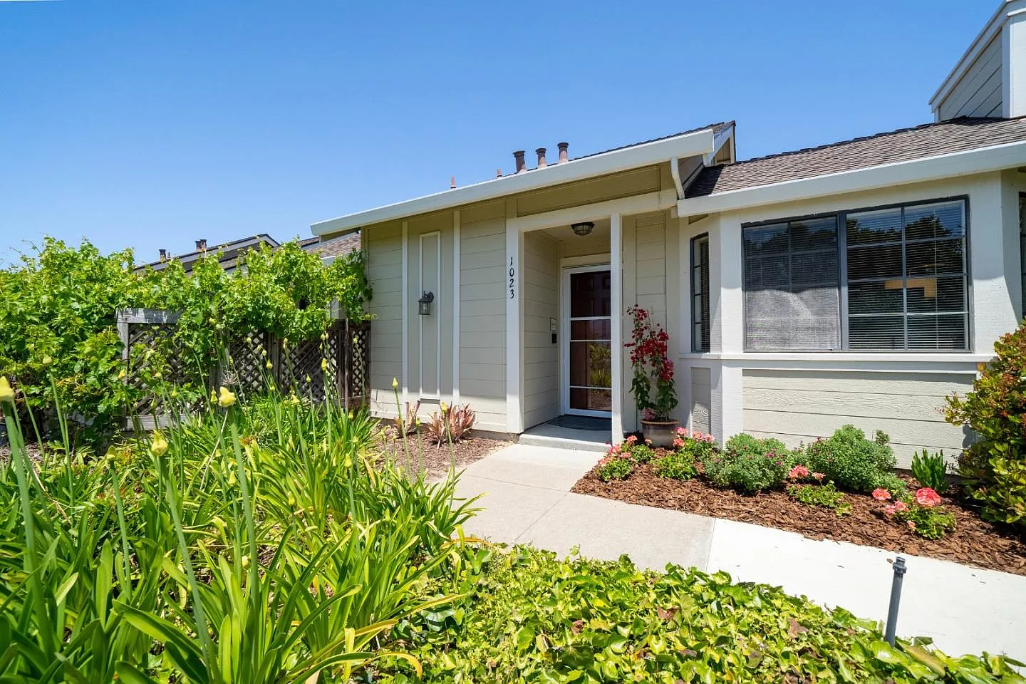 1023 Highlander Dr photo 1