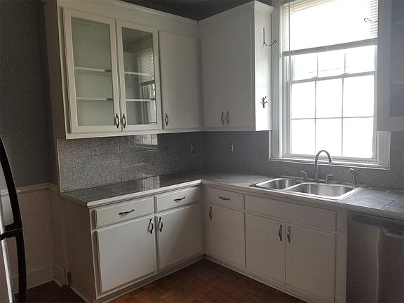 3rd image of 912 W Clay St