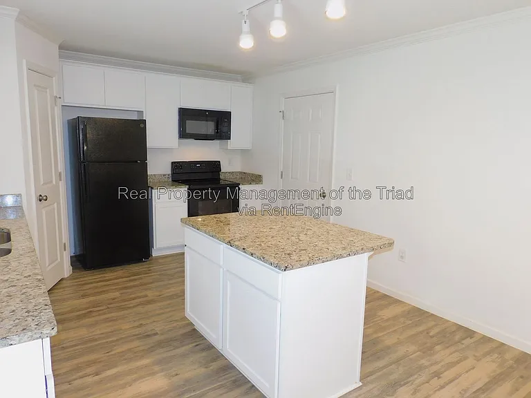 719 Torbay Dr — Photo 6