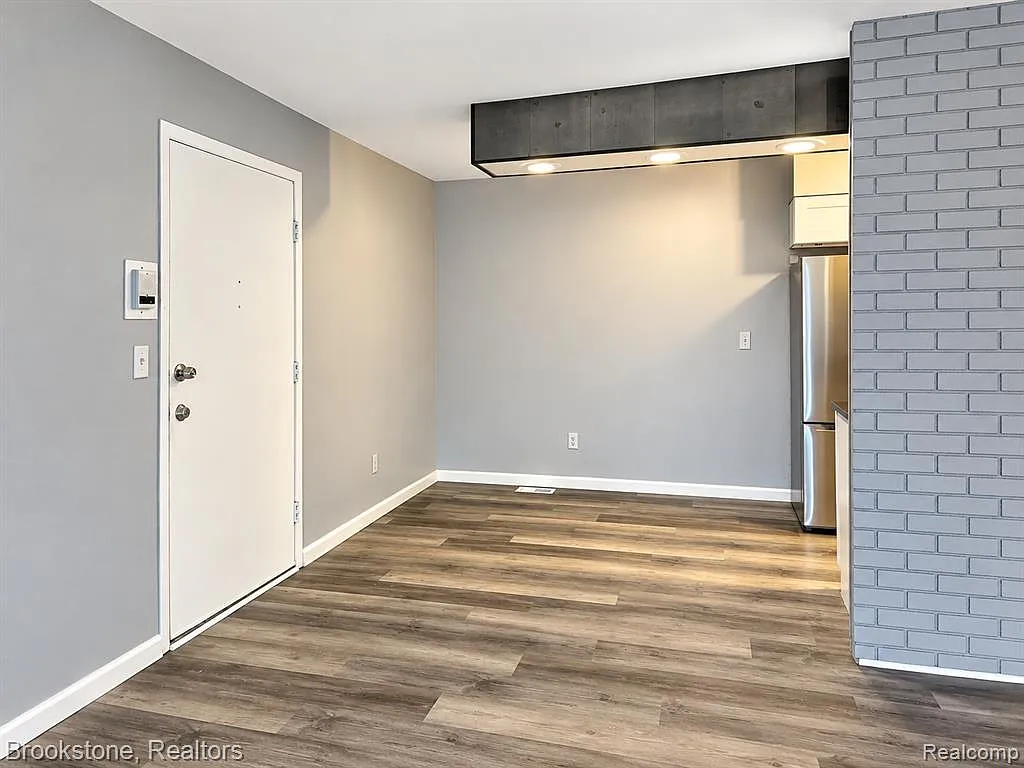 2 bed, 1.5 bath, 900 sqft, $1,300 — Photo 2