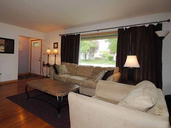Sunny Spacious Living Are