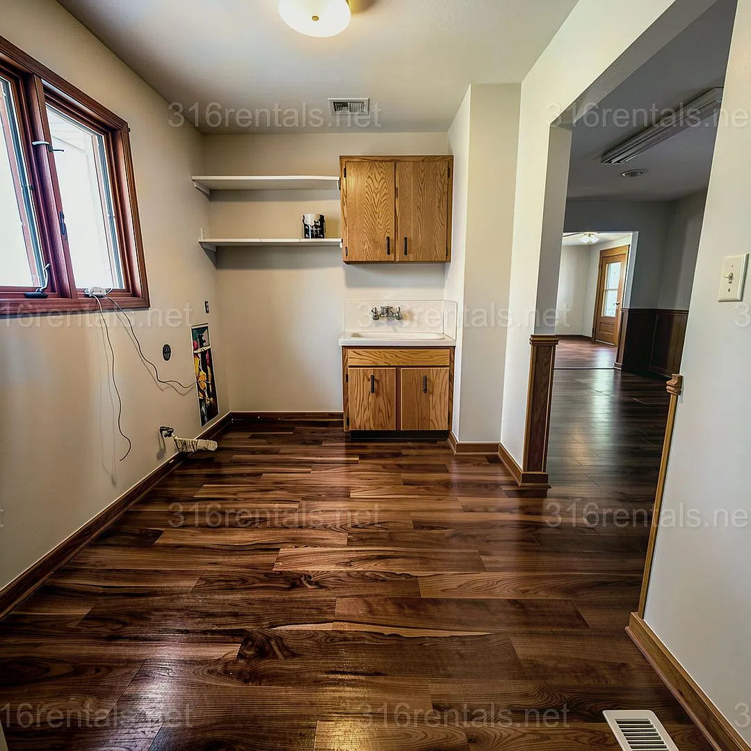 $1299 - 3 bed 2 bath - Single Family Home — Photo 4