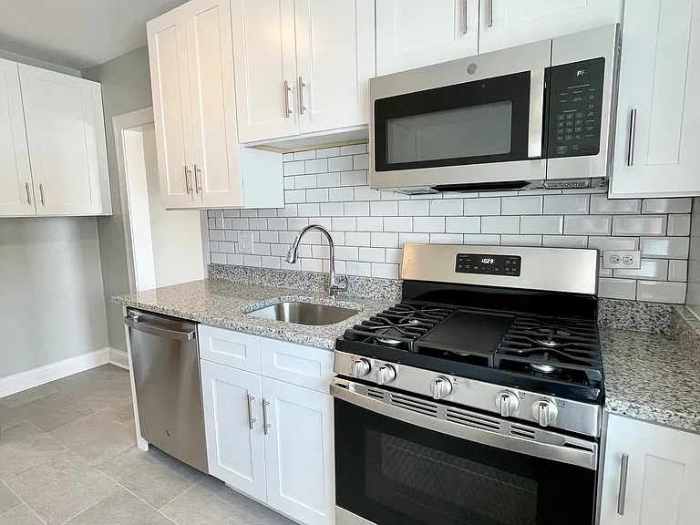 7013 N Ridge Blvd #3 — Photo 2