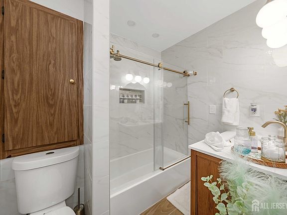 4th image of 12 Carpenter Pl