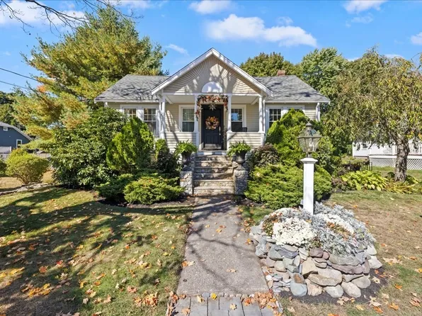 18 Blossom St, Rockland, MA 02370