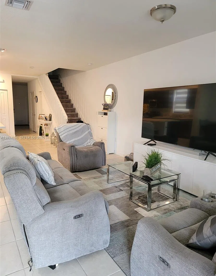 4 bed, 1936 sqft, $3,300 — Photo 4