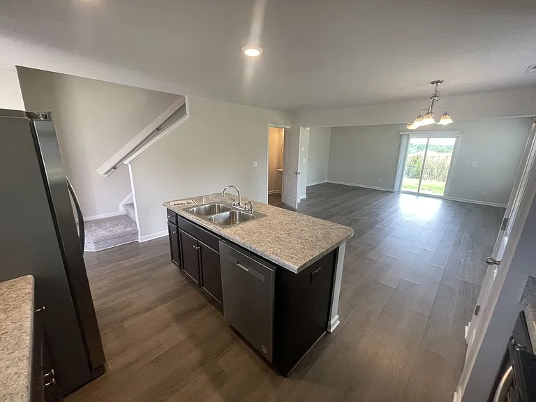 1100 Peony Ln — Photo 6
