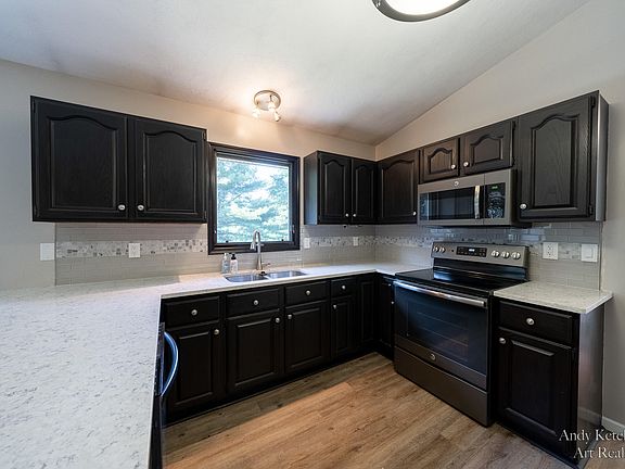 5th image of 16432 James St