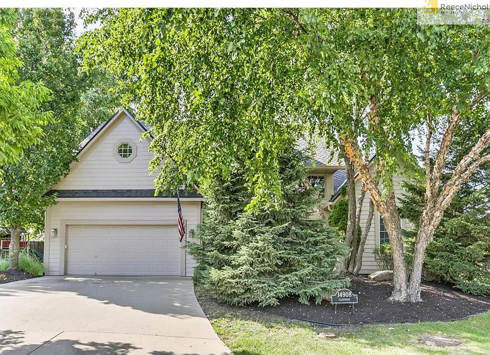 RARE & WONDERFUL 1.5 Story on Cul-de-Sac in Regency by the Lake!