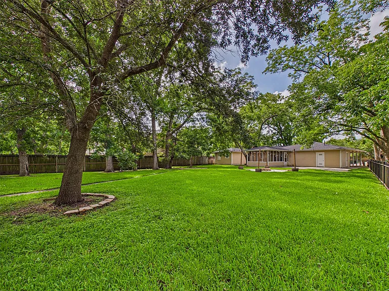 1922 Abilene St — Photo 14