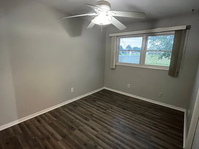 728 Meadowview Ln — Photo 15