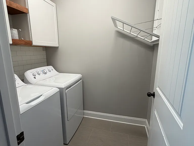 235 Claremont Ct — Photo 11
