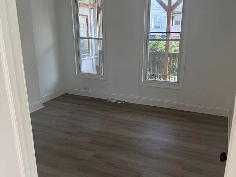 219 E Mulberry St — Photo 2