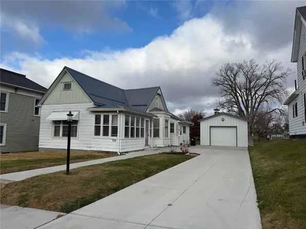 704 15th St, Belle Plaine, IA 52208