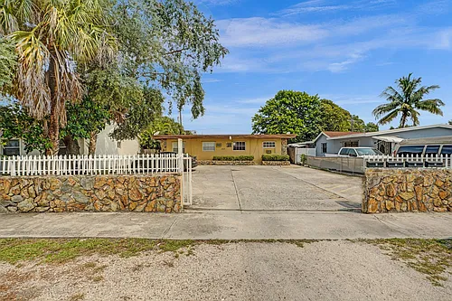 2525 Superior St Photo 1