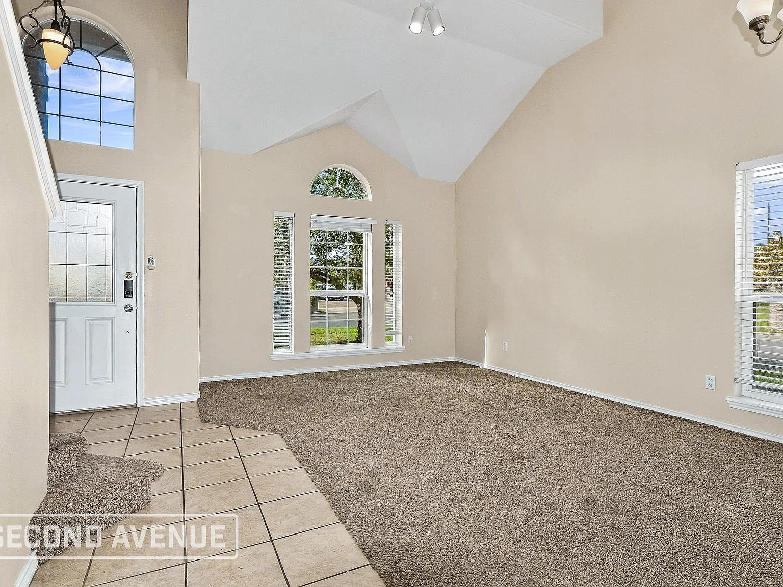 3 bed, 2.5 bath, 2211 sqft, $2,040 — Photo 3
