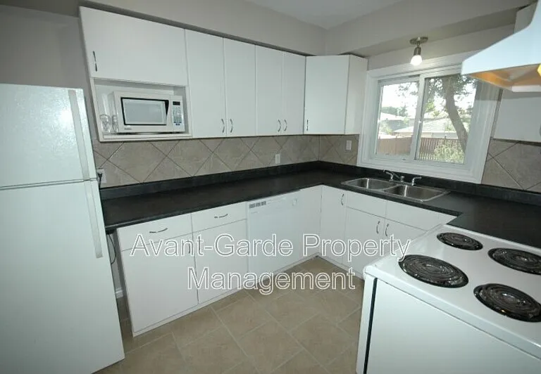 11635 111a Ave NW — Photo 11