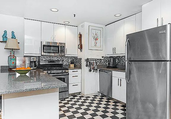 3rd image of 410 W 23rd St APT 3A
