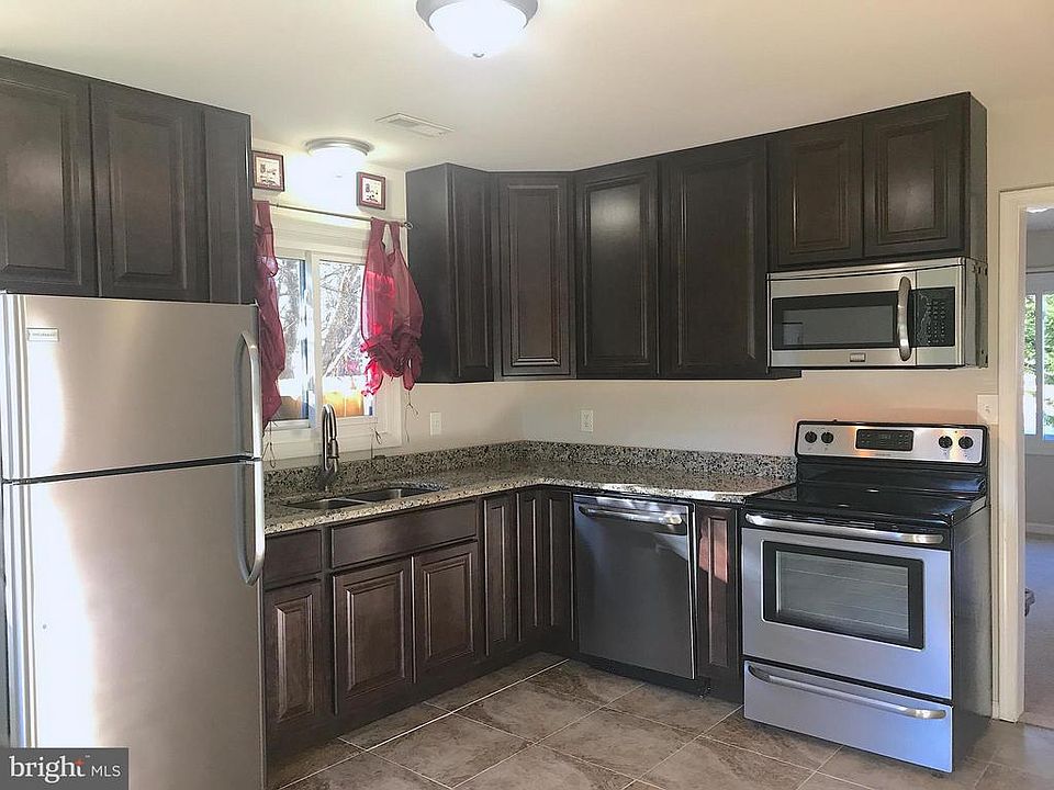 Updated cabinets, granite, SS appliances, tile