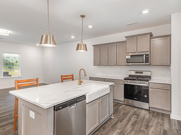 5th image of 38 Silver Moon Ln