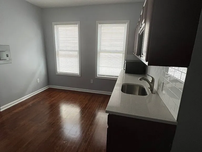 302-304 Howard Ave — Photo 4
