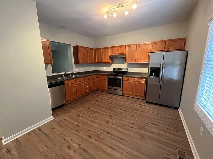 3 bed, 2.5 bath, 1800 sqft, $1,795 — Photo 2