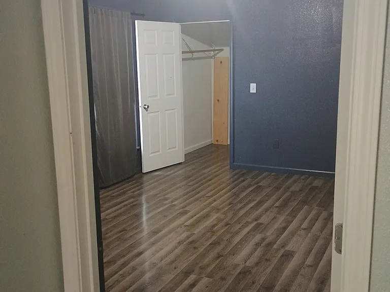 503 S College St — Photo 3