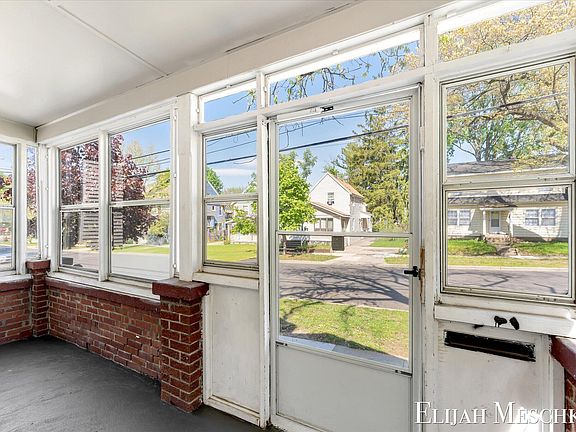 3rd image of 823 Union Ave SE