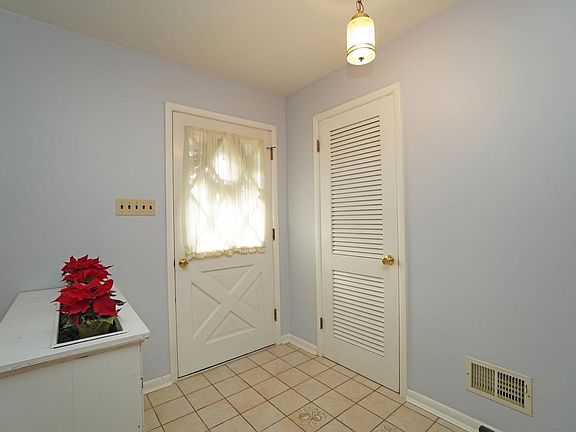 3rd image of 10590 Knollview Dr