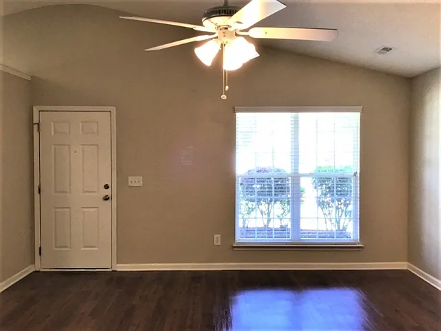 113 Trickle Dr — Photo 6