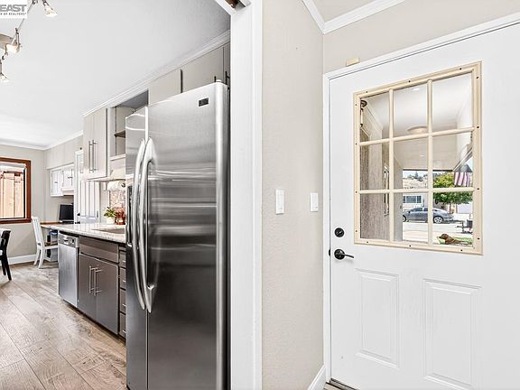 5th image of 42657 Newport Dr