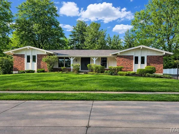 14545 Pembury Dr, Chesterfield, MO 63017