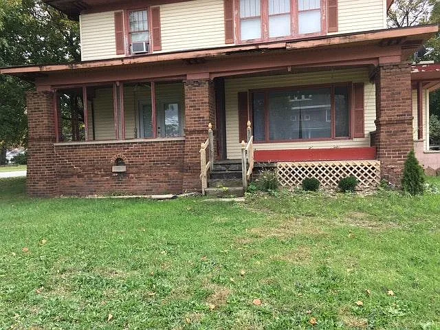 227 E Washington St photo 1