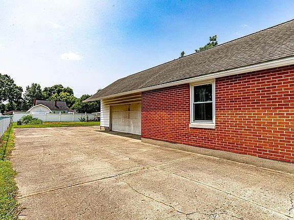 3rd image of 651 Blackburn Ave