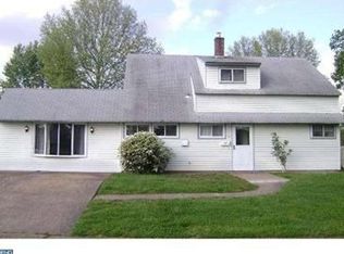 2 Hawthorne Ln, Levittown, PA