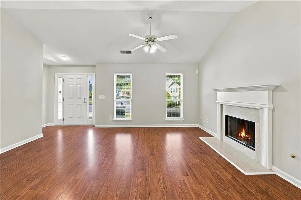 3 bed, 2.0 bath, 1443 sqft, $2,300 — Photo 2