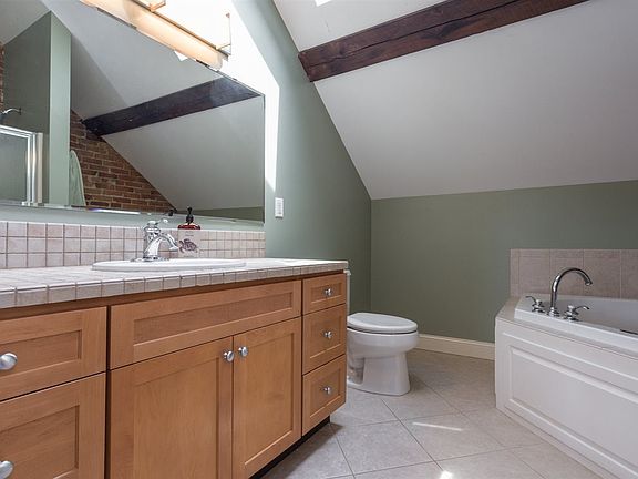 Master Bath, Jacuzzi 