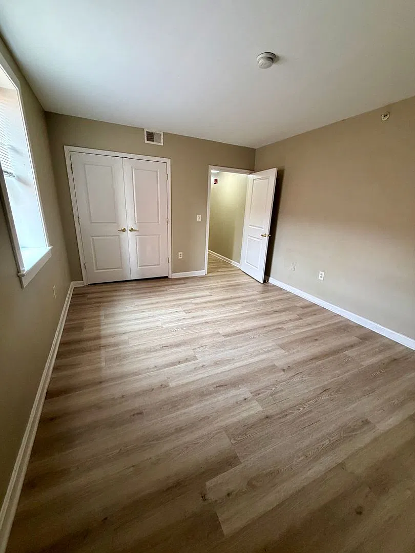 Astor Court Apartments — Photo 2