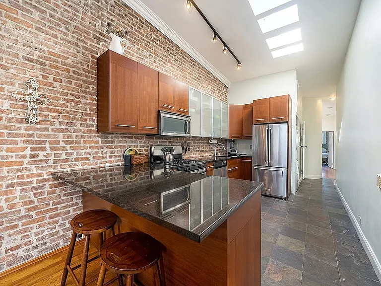 68 Park Ave #8 — Photo 2