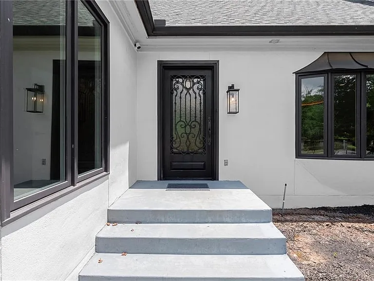 4562 Columns Dr SE — Photo 3