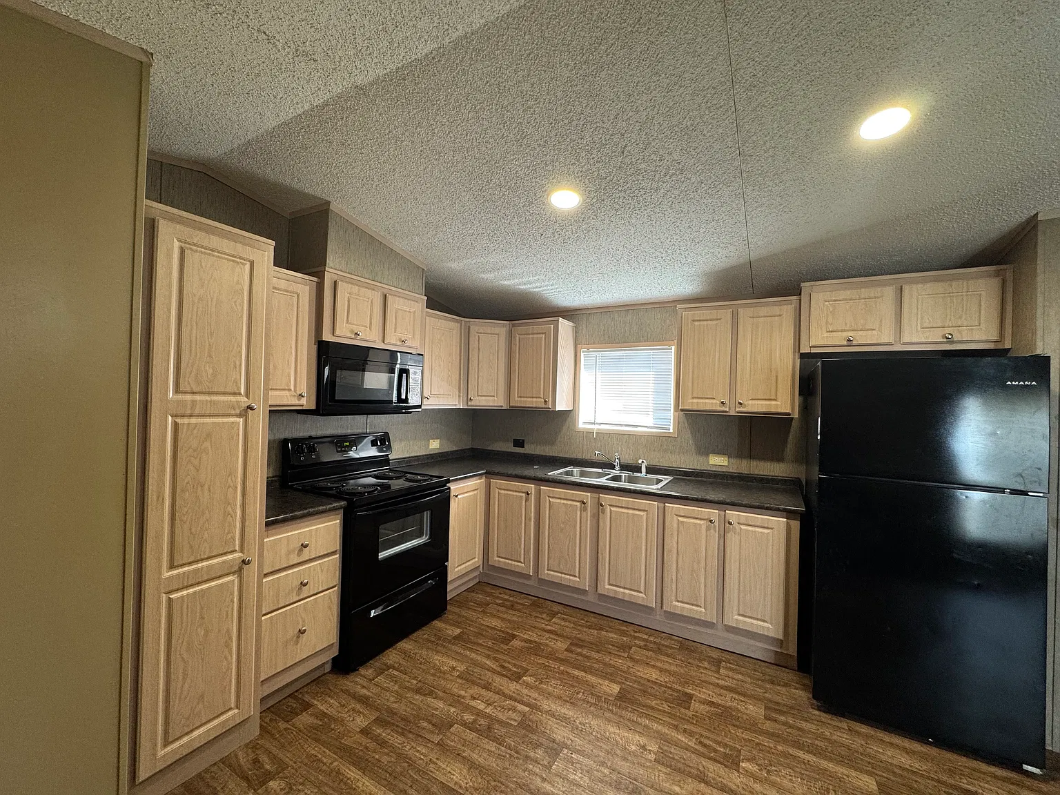 3 bed, 960 sqft, $799 — Photo 3