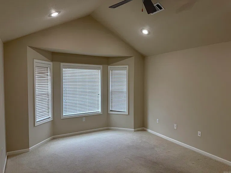 12 Enclave — Photo 8