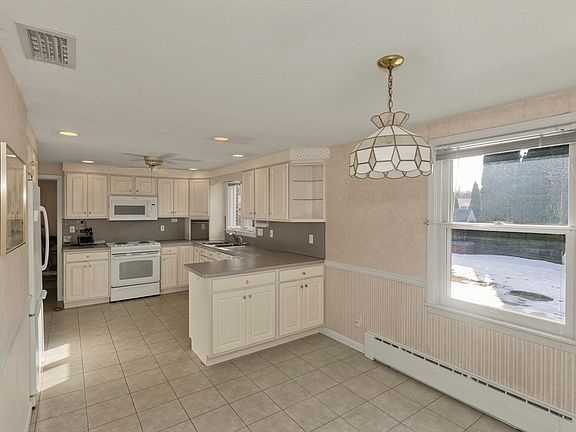 4th image of 309 Island Pond Rd