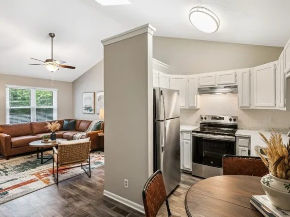 3010 E Sherrill Ave #E, Jamestown, NC 27282